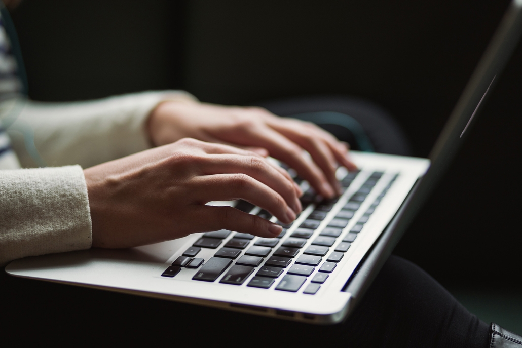 textpiber monika piber schreibtraining-fuer-kommunikationsprofis man sieht 2 Hände die auf einer Laptop-Tastatur tippen